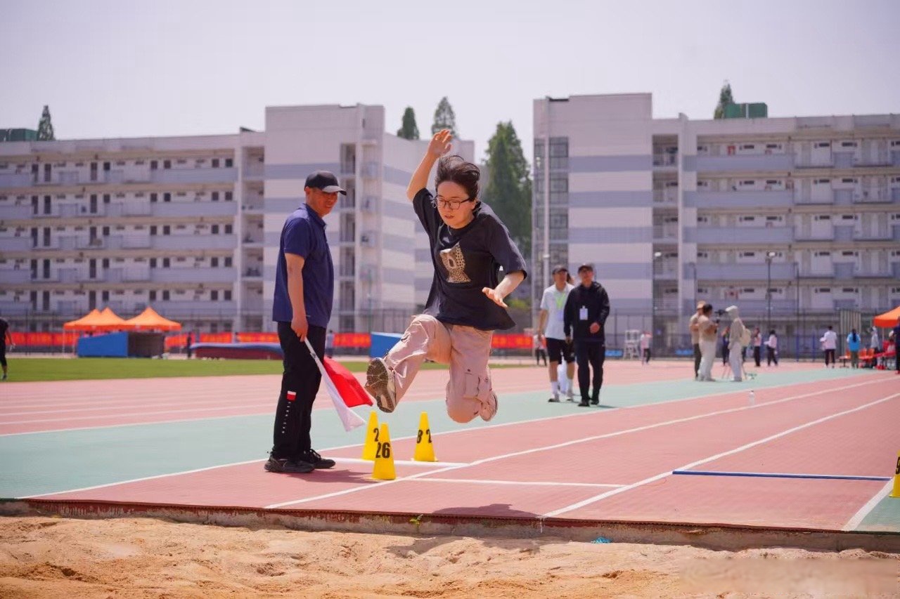 九游会9games-关于德罗巴重返赛场，比赛规则变更首场状态出色，中国队观众沸腾！观众掌声雷动的信息