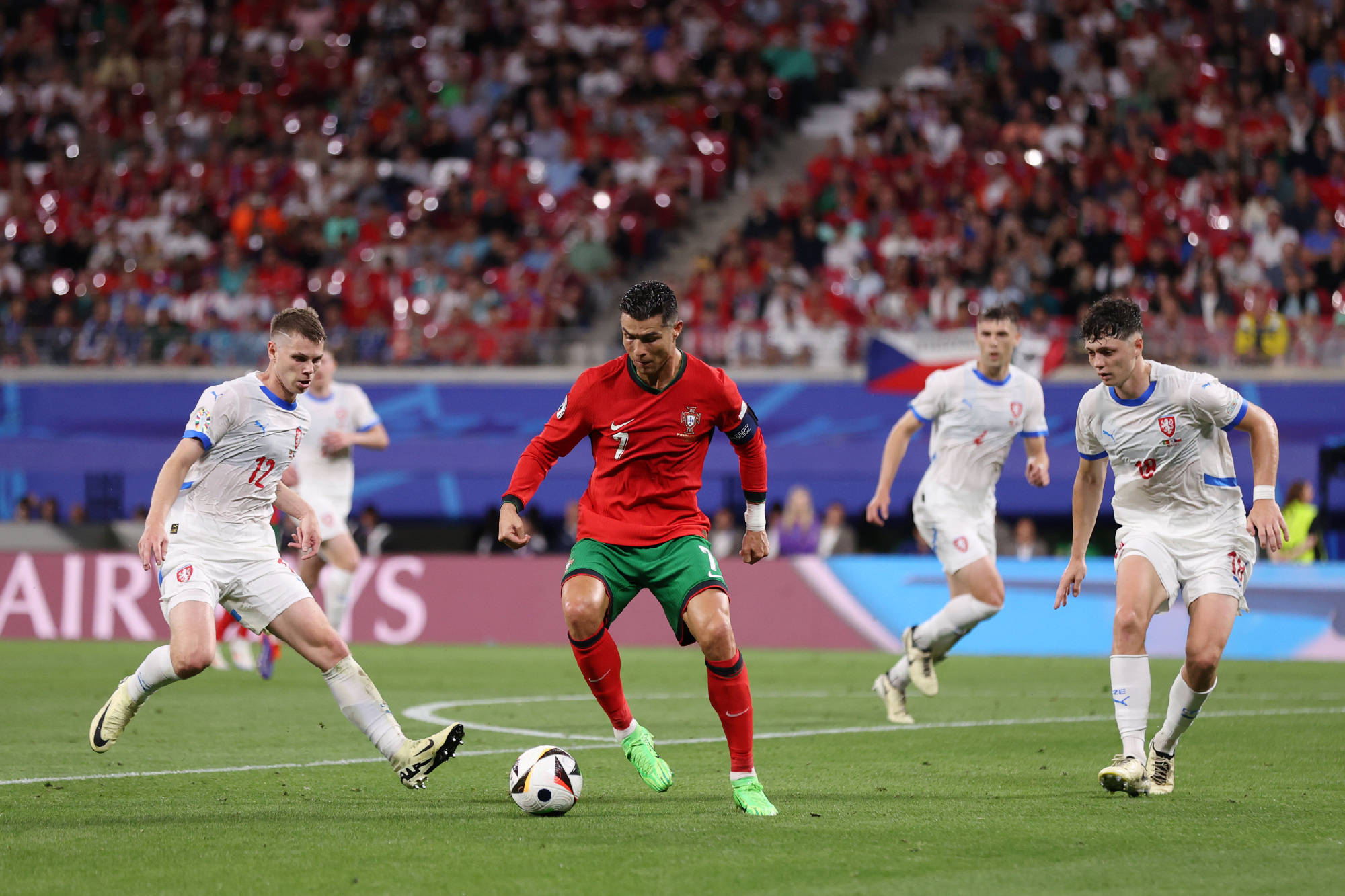 锐不可当引发热议！，C罗在德国队比赛中比赛局势复杂引发球迷热议的简单介绍